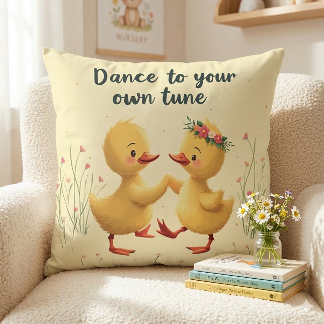 Söta dansande ankungar med blomstervårstämning kudde (Cute Dancing Ducklings with Floral Spring Vibes Throw Pillow On Armchair)