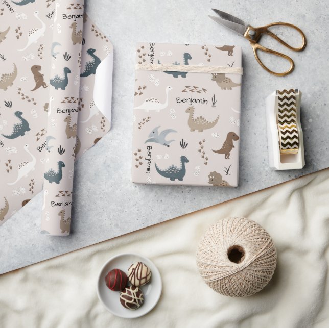 Söta dinosauriespår & anpassat namn Beige Presentpapper (Hantverk)