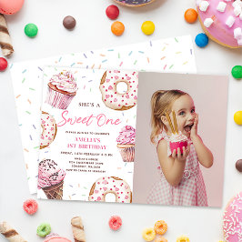 Söta en cupkaka och Donuts 1:a födelsedagsfoto Inbjudningar