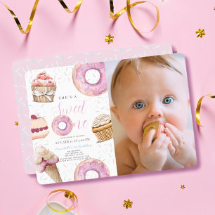 Söta en cupkaka och Donuts Girl Photo 1st Birthday Inbjudningar
