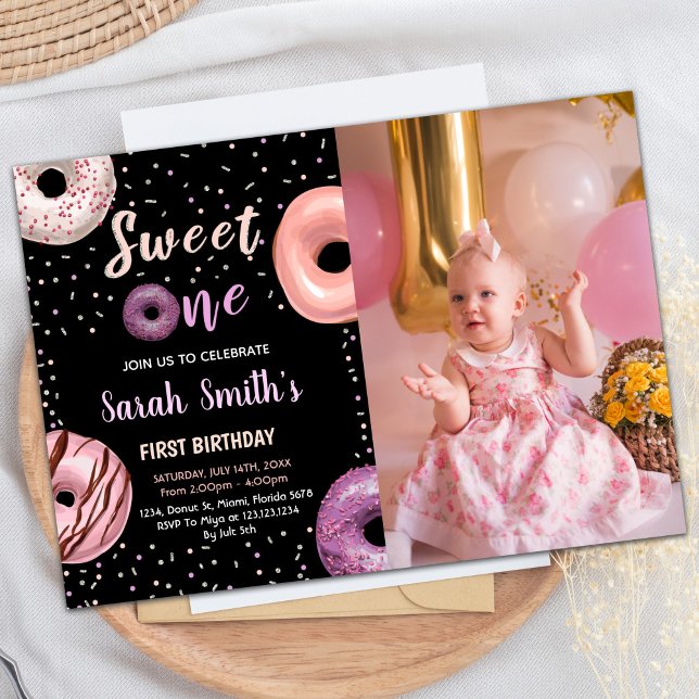 Söta en svart inbjudan till foto på födelsedagstid (Sweet One Black Photo Donut Birthday Invitations)
