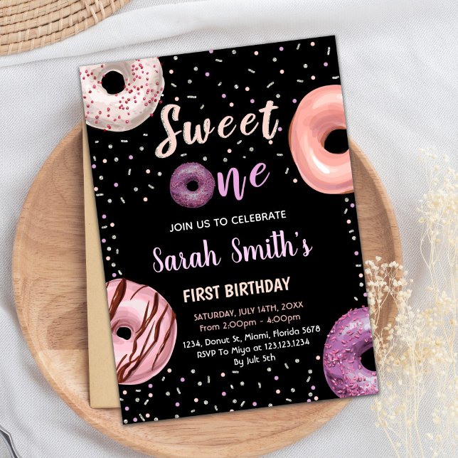 Söta en svart kallelse på födelsedagen inbjudningar (Sweet One Black Donut Birthday Invitations)
