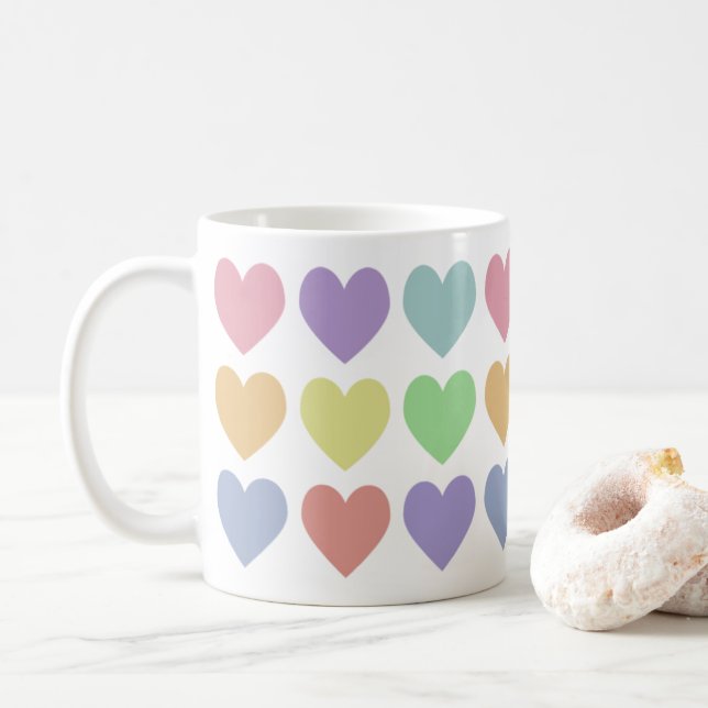 Söta flickiga pastellregnbågs hjärtan kaffemugg (Med munk)