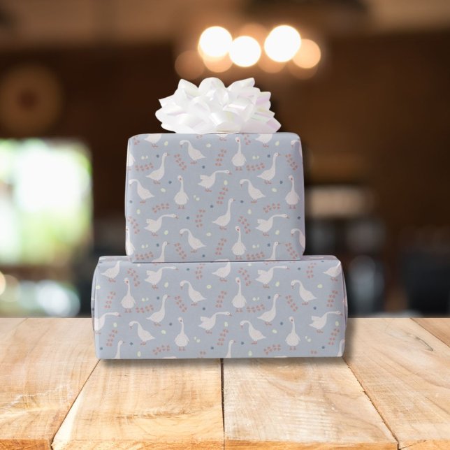 Söta gäss och fotspår mönster på pastellblå presentpapper (Skapare uppladdad)