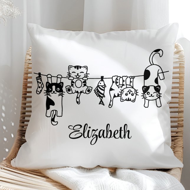 Söta hängande kattungar anpassat namn kudde (Cute Hanging Kittens Custom Name Throw Pillow in a sunny rattan armchair.)