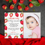 Söta jordgubbsberry - första födelsemotofoto tack kort<br><div class="desc">Säg tack i stil med trendiget 1:a födelsedag,  tack kort. Bilden och formuleringen i mallen är lätta att anpassa och din familj och dina vänner blir glada när de får dessa fantastiska tack.</div>