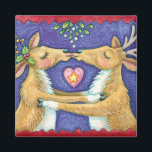 Söta julrenar, romantisk kyss med mistel magnet<br><div class="desc">Vintageillustration Merry Christmas-design med en kärleks- och romansdesign med två söta renar som kysser under misteln. Ett hjärta är mellan dem. En rolig,  dum och romantisk tecknad design för djurälskare.</div>