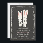 Söta kanin harbröllop Spara datum Grå Spara Datumet<br><div class="desc">Bedårande vita kaniner med långa rosa öron brud och brudgum som håller hand. Ett roligt spara datum-kort för det snart kommande herr och fru. Anpassa denna originella bröllopsinbjudan med det lyckliga parets namn och bröllopsdatum. Välj mellan olika papperssorter. Besök Jenn's Doodle World för ännu fler bröllopsplaneringsprodukter med denna kanindesign och...</div>