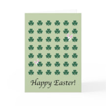 Söta kaniner som leker i trädgårdsklover