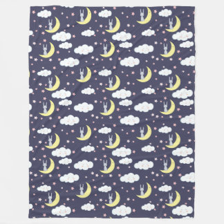 Söta kaninungar på månen med rosa moln och stjärno fleecefilt