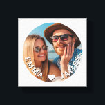 Söta kärlek hjärta foto par Personliga namn Canvastryck<br><div class="desc">Söt kärlek hjärta Foto Par Personligt Namn Canvas Art har med ditt favoritfoto med ett kärlekshjärta och är personlig med era namn i modern vit stil. Anpassa genom att redigera texten i den medföljande textrutan och lägg till din egen bild. Perfekta presenter för par, pojkvän, flickvän, man, fru, käresta och...</div>