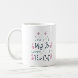 Söta kattbesökare måste godkännas av katten kaffemugg