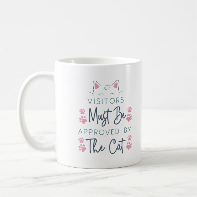 Söta kattbesökare måste godkännas av katten kaffemugg (Vänster)