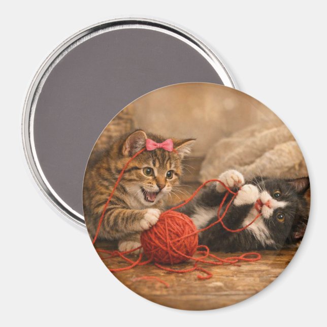 Söta Katter som LeKer med Garn Rund Magnet (Front/Back)