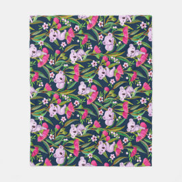 Söta koalor blekt lila på rosa eukalyptusblommor fleecefilt