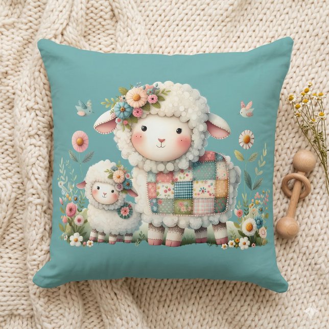 Söta lamm med blom- och lapptäcksaccenter kudde (Cute Lambs with Floral and Patchwork Accents Throw Pillow Mockup A)