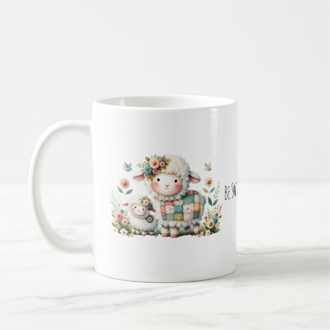 Söta lamm med blomster- och lapptäcksaccent kaffemugg (Vänster)