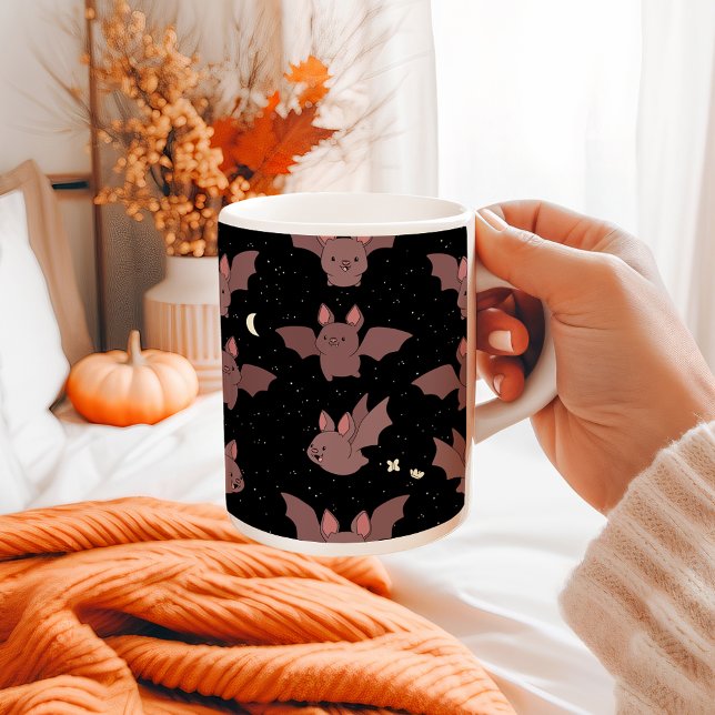 Söta lila halloweenfladdermöss på nattens himmel kaffemugg (Skapare uppladdad)