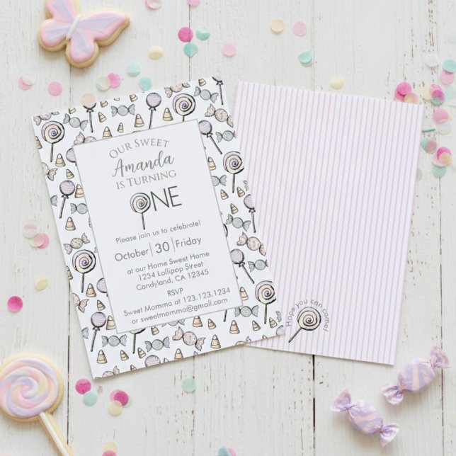 Söta lilla ett godistema 1:a födelsedag inbjudningar (Cute White 1st Birthday Invitation Card for Baby Girl. Sweet One Candy Theme with Colorful Lollipop)