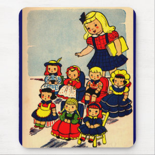 Söta lilla flicka som leker skolan med sina dockor musmatta