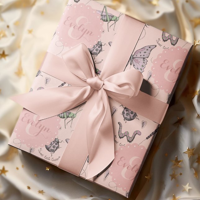 Söta lilla kritiker Rosa Baby Kryp Insekt Kids Presentpapper (Cute Pink Baby Girl Hand-Drawn Insects Bugs Pattern, Personalized with Baby Girl's Name & Monogram.)