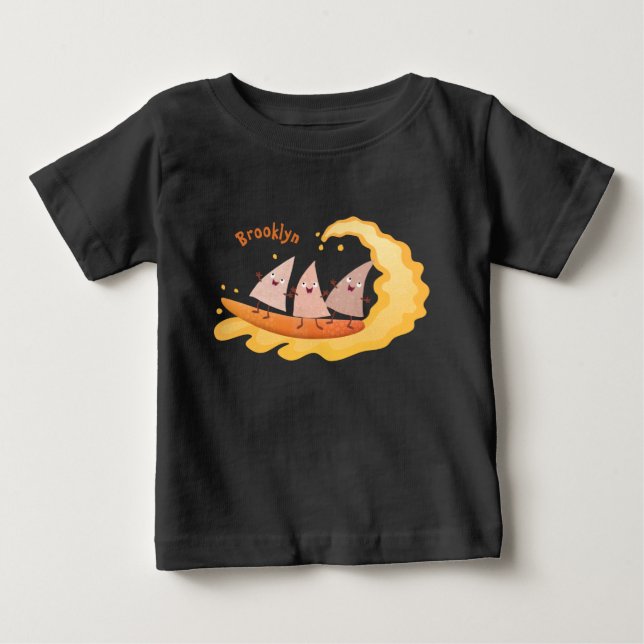 Söta nachos majschips som surfar i en tecknad seri t shirt (Framsida)
