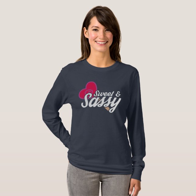 Söta och sassy-Noveltyer T Shirt (Hel framsida)