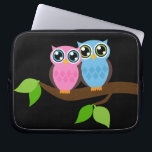Söta romantiska ugglor laptop sleeve<br><div class="desc">Två ugglor perched på en gren.</div>