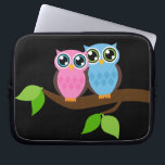 Söta romantiska ugglor laptop sleeve<br><div class="desc">Två ugglor perched på en gren.</div>