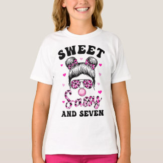 Söta sassi och sju Messy Bun Leopard Sunglass T Shirt