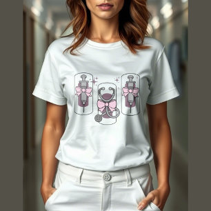 Söta sjuksköterskor, stetoskop och spruta med knöl t shirt