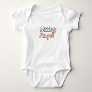 Söta sovande lilla ängeln kramar hjärtpresenter t shirt