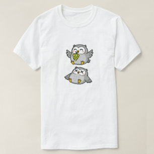 Söta tecknade ugglor som äter vindruvor Rolig grå  T Shirt