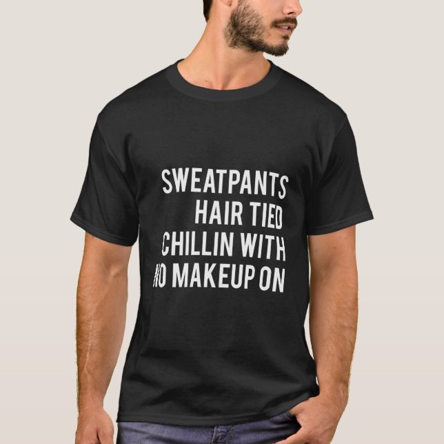 Sötbyxor Hair Tied Chillin utan makeup på arbetet T Shirt (Framsida)