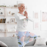 Söten blommigt Blue Periwinkle aktiv Leggings<br><div class="desc">Blått periwinkle och blommigtar är bakgrunden till den här klassiska blommigten. Underbar för Mors dag. Från en rad personliga produkter från Chessies Bra Design.</div>