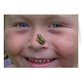 Sötflicka med frog på näsa hälsningskort
