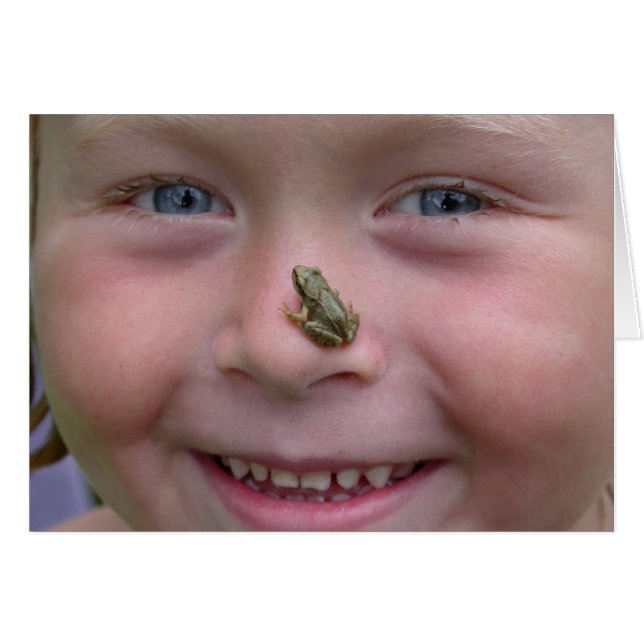 Sötflicka med frog på näsa hälsningskort (Framsidan Horizontal)