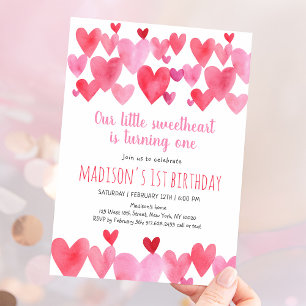 Sötnos Watercolor Hearts First Birthday Inbjudningar