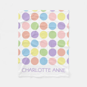 Sötsaken shoppar polka dots på vitpersonlig fleecefilt