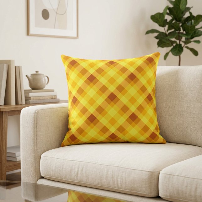 Sött äggula karoad stort kastkuddfodral kudde (Cute Egg Yolk Yellow Plaid Big Throw Pillow on a sofa in a living room.)