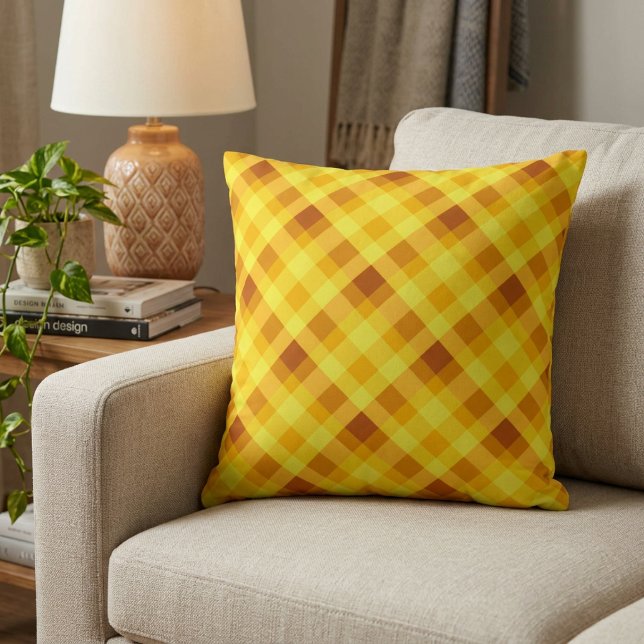 Sött äggula kartröja kastkudde kudde (Cute Egg Yolk Yellow Plaid Throw Pillow on a sofa in a living room.)