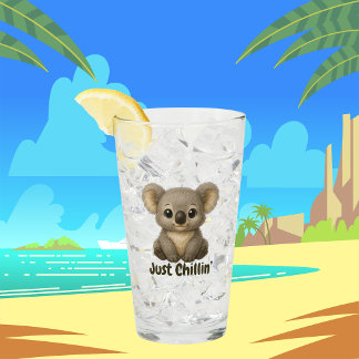Sött babykoala dricker glas