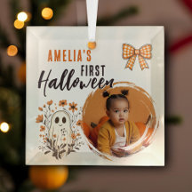 Sött barns första Halloween-spökfoto