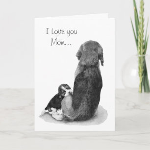 sött beagle-valp-hund som kramar mamma kort