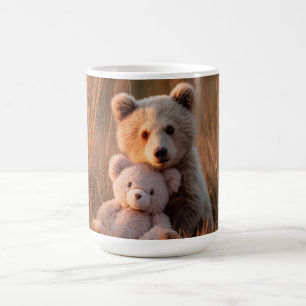 Sött björnunge som kramar en teddybjörn kaffemugg