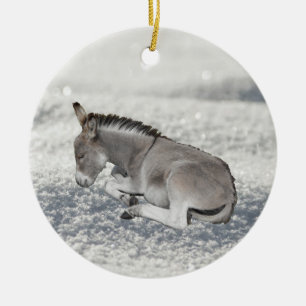 Sött grått babyåsnäbbfoal i snö julgransprydnad keramik