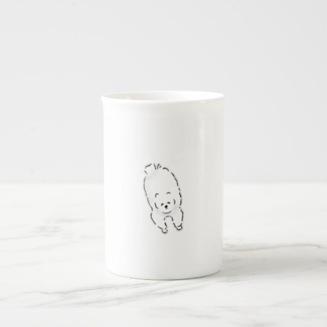 Sött Handritat Fluffigt Vitt Hund Ligger Ner Benporslin Mugg (Framsidan)