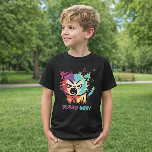 Sött ilsket katt som väser "Luta dig inte". T Shirt (Cute angry cat hissing Fluff Off. Boy Basic Black T-Shirt)