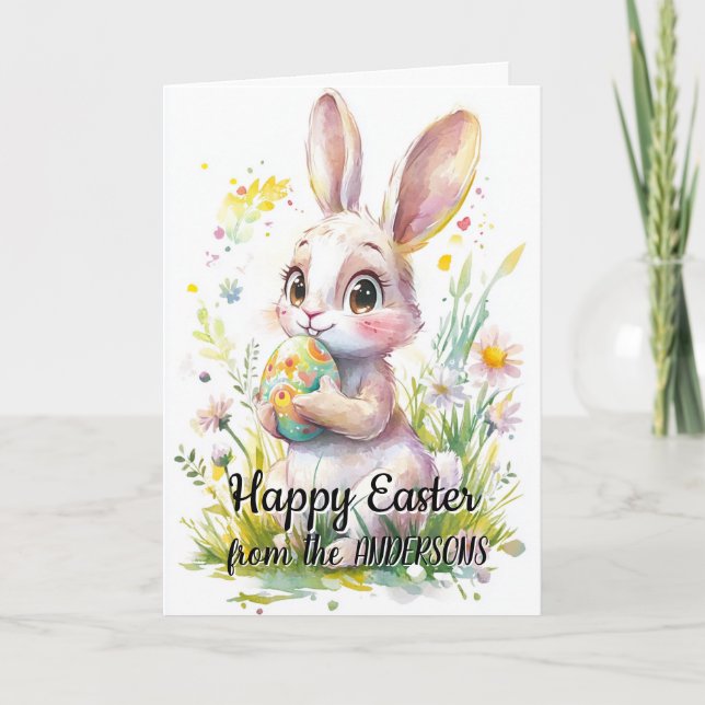 Sött kanin som håller påskägg och blommor helgkort (Framsida)