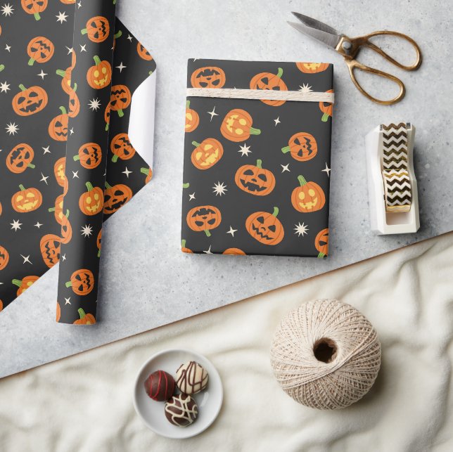 Sött kastat Halloween-mönster med pumpor på svart  Presentpapper (Hantverk)